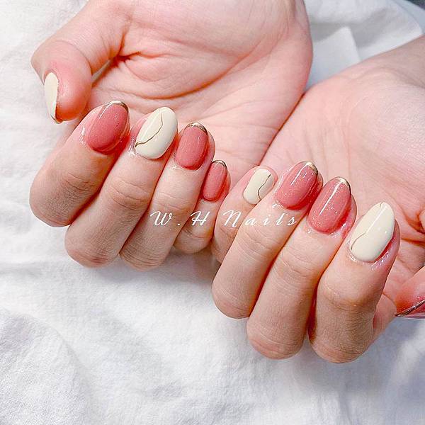粉嫩櫻花紅色及白色的跳色美甲