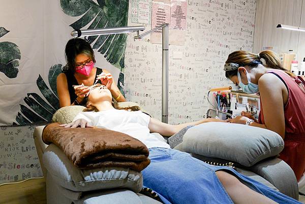 P1030338.jpg 美甲美睫同時進行