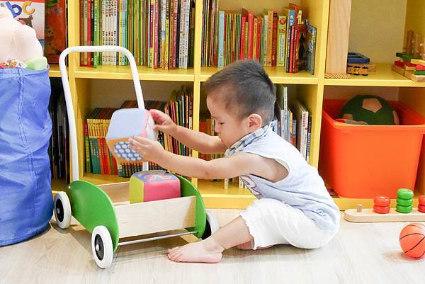 P1030252.jpg 做美甲可帶小孩來遊戲空間玩