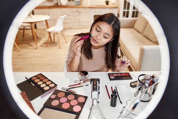Makeup Lights 2.jpeg 買化妝燈鏡時,要注意4個重點
