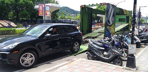  2016    PORSCHE    CAYENNE
