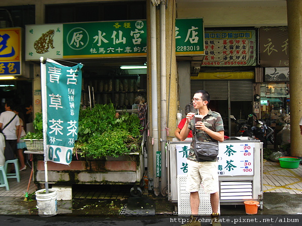 歪嘴鑫沒買青草茶卻買大杯苦茶...XD