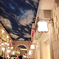 這是在模仿威尼斯人酒店的偽天空設計嗎?