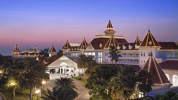 hkdl-hotel-hong-kong-disneyland-hotel-exterior-01