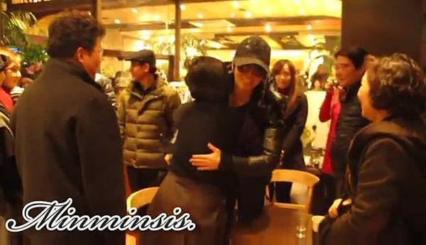 20111222 - Sungmin Yesung Ryeowook Kyuhyun in KONA BEANS - YouTube[21-06-52].JPG