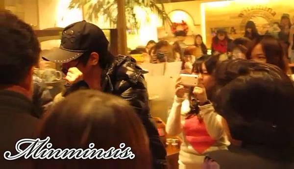 20111222 - Sungmin Yesung Ryeowook Kyuhyun in KONA BEANS - YouTube[21-07-12].JPG