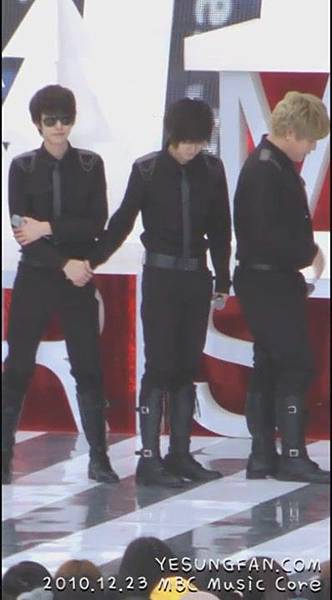 23 DEC 2010 Super Junior - Bonamana (Yesung Fancam) - YouTube[22-06-47]