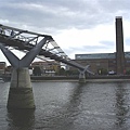 通往Tate modern的millennium Bridge