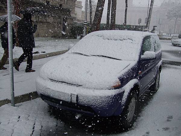 被雪覆蓋的car