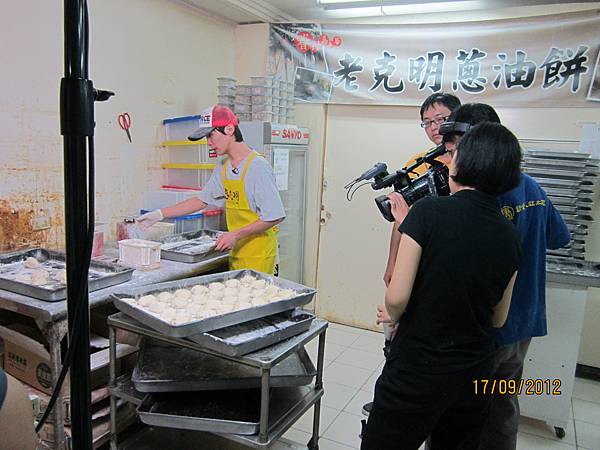 2012-9-17(一)新唐人電視台【經典天下】節目採訪21.JPG