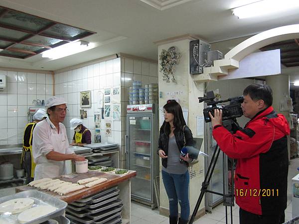 中天新聞-中壢老克明蔥油餅60.JPG