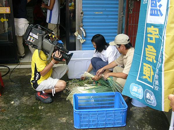 2007-7-4三立電視【草地狀元】「站不起來ㄟ蔥油餅」節目9.jpg