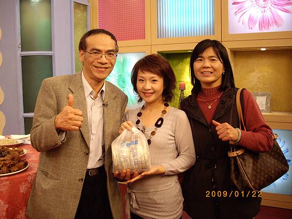 民視『消費高手』節目 主持人~支藝樺 和 老克明 合影2.JPG