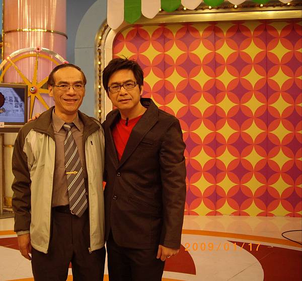 東森綜合台『消費估估樂』藝人~洪都拉斯和老克明合影.JPG