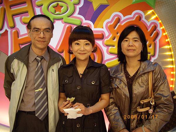 東森綜合台『消費估估樂』主持人~曹蘭和老克明合影2.jpg