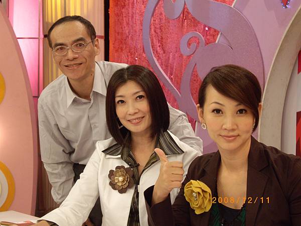東森32台【就是要開運】主持人~黃嘉千和郁方與老克明合影1.JPG
