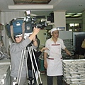 2008-4-9【非凡大探索 】節目採訪老克明蔥油餅4.jpg