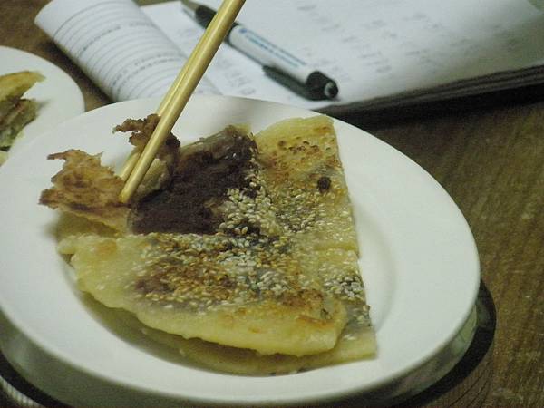 2008-4-9【非凡大探索 】節目採訪老克明蔥油餅11.jpg