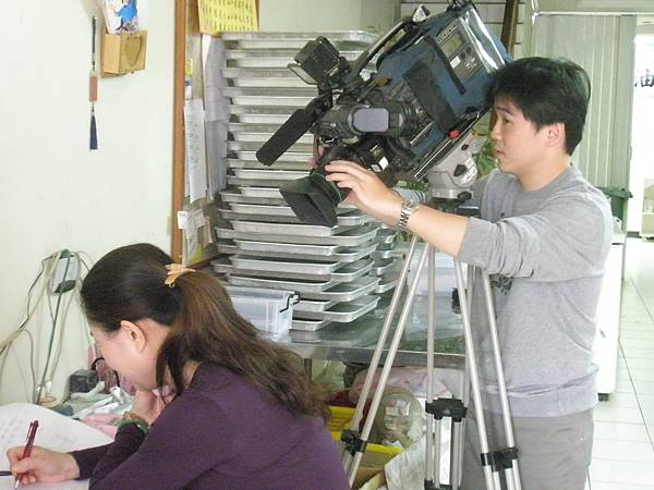 2008-4-9【非凡大探索 】節目採訪老克明蔥油餅2.jpg