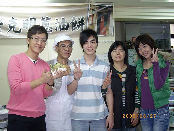 高點電視44台『賞味.COM』主持人林苑如 吳心逸 與老克明合影1.jpg