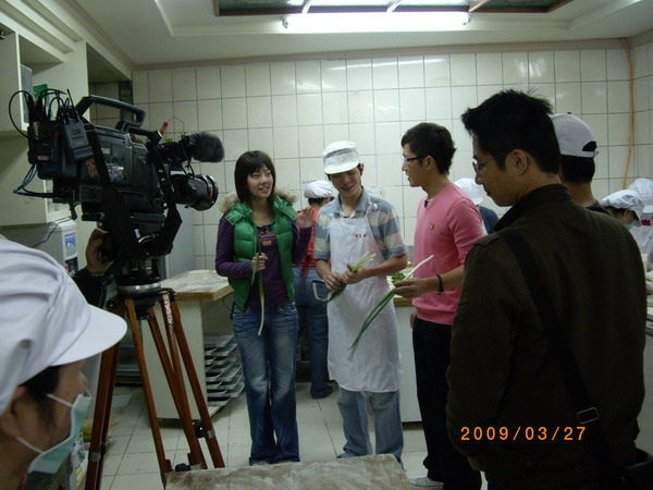 高點電視44台『賞味.COM』主持人林苑如 吳心逸 與老克明合影3.jpg