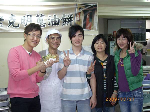 高點電視44台『賞味.COM』主持人林苑如 吳心逸 與老克明合影5.jpg