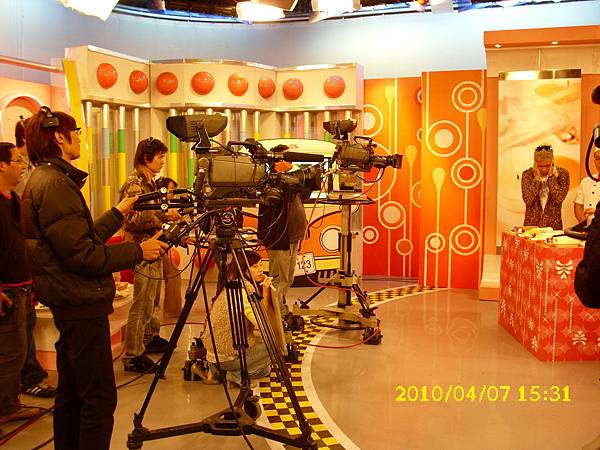 2010-4-25緯來綜合台『甜姐不辣』節目 主持人小禎4.jpg