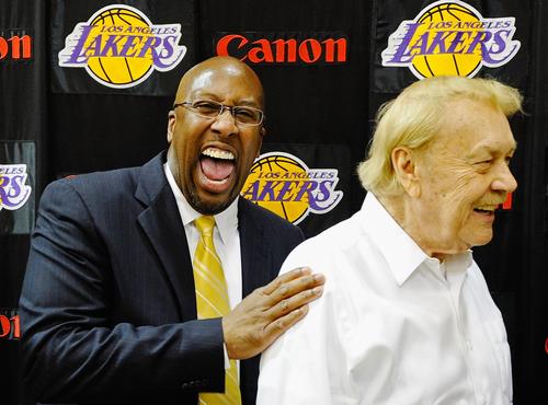 Coach Mike Brown 與 Jerry Buss