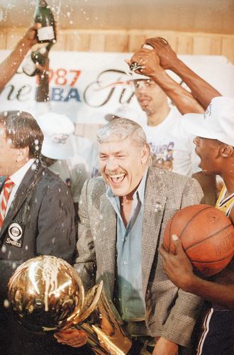 1987年奪冠軍後的 Jerry Buss 