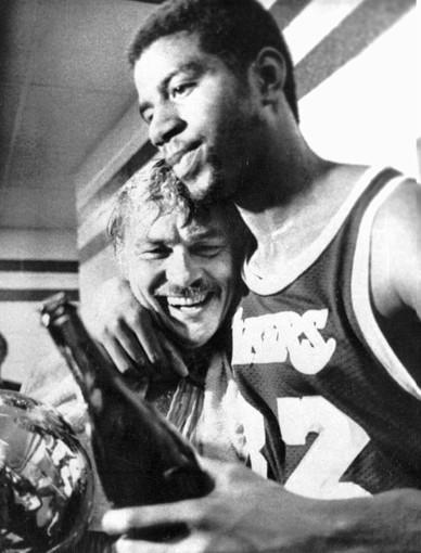 奪冠後的 Jerry Buss 與 Magic Johnson