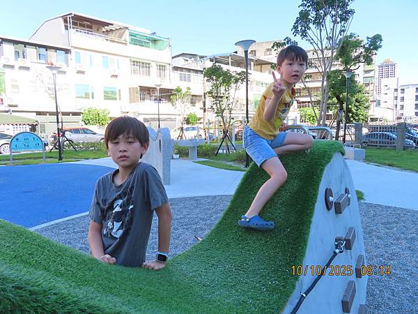 寶貝成長日記(八百三十五)早起的小孩，運動去!