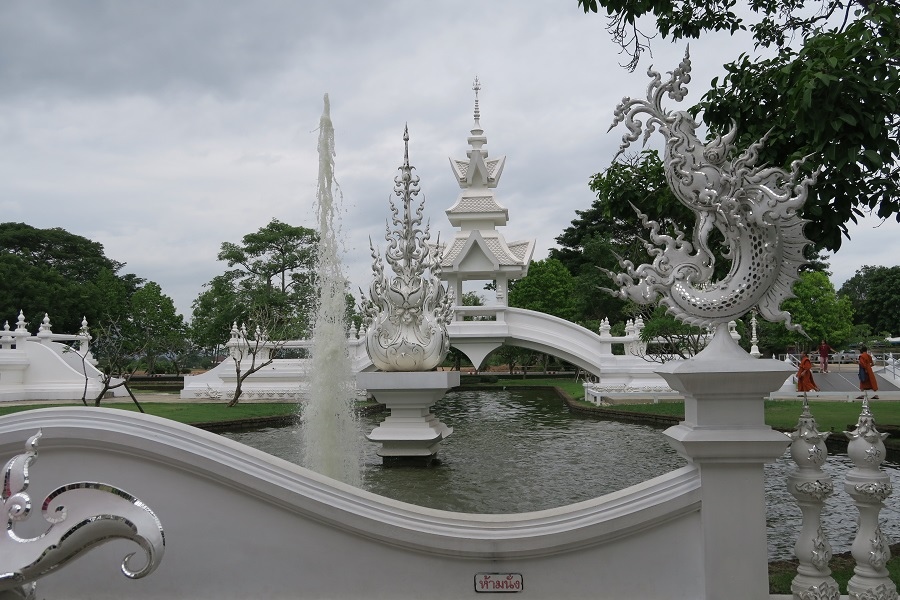 ตำบล ป่าอ้อดอนไชย Wat Rong Khun白廟