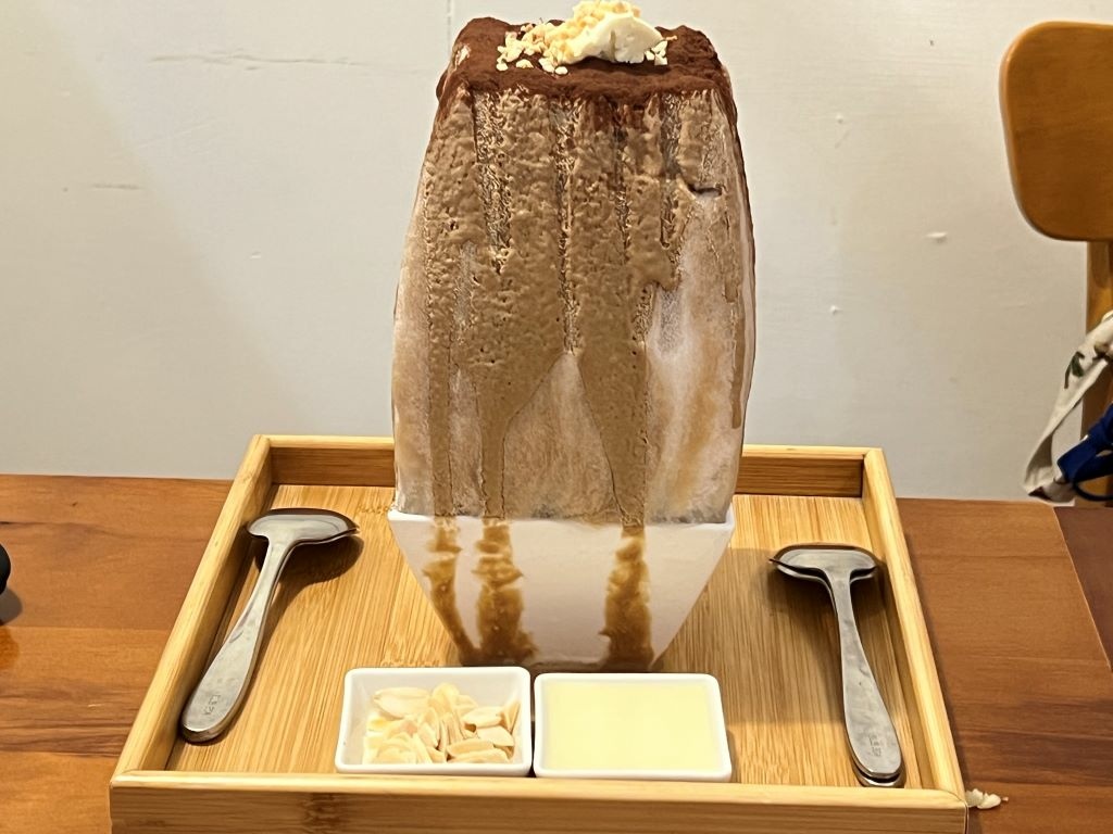 【中壢冰店】全台最浮誇的網美冰 一冰兩吃冰品界的101 【中壢冰店】全台最浮誇的網美冰 一冰兩吃冰品界的101