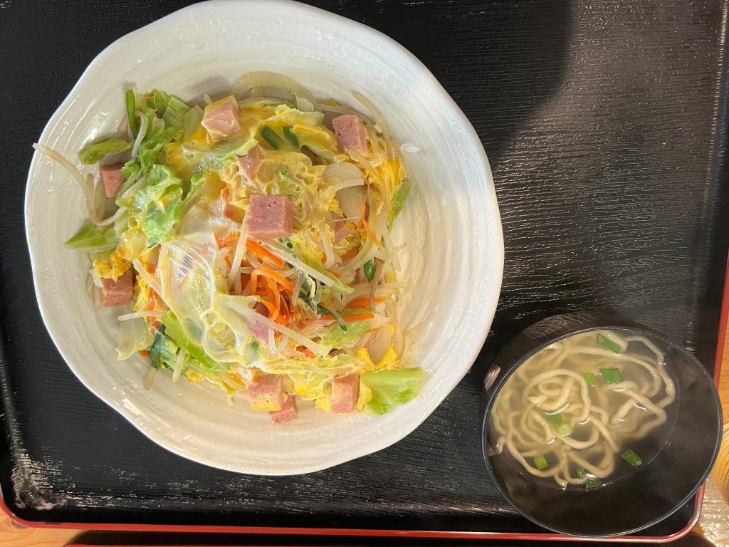 【沖繩美食】繁多川在地人喜愛的定食食堂  沖繩特色料理什錦麵