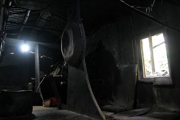 野銀部落地下屋