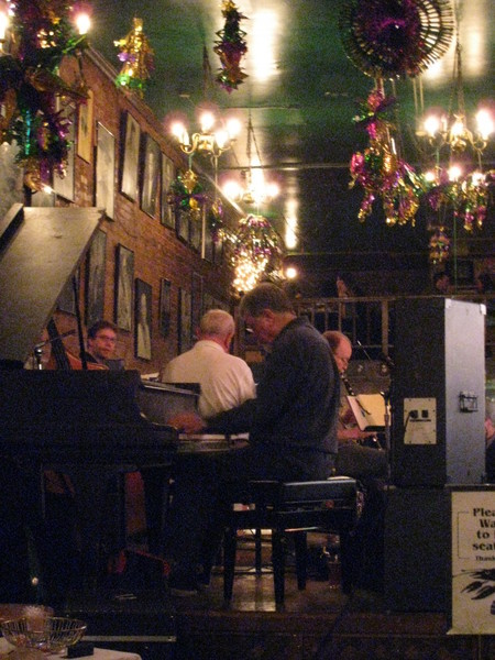 到市中心有Live Jazz Band 的餐廳