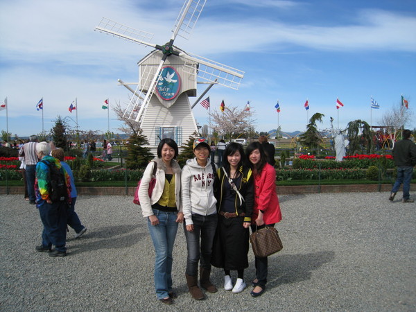 同車的姊妹們: Christina、Ting Ting、Sharon