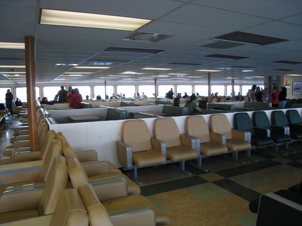 Ferry上的客艙，好像機場喔