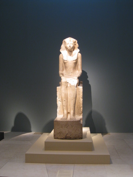 Statue of Hatshepsut.  他其實是個She喔