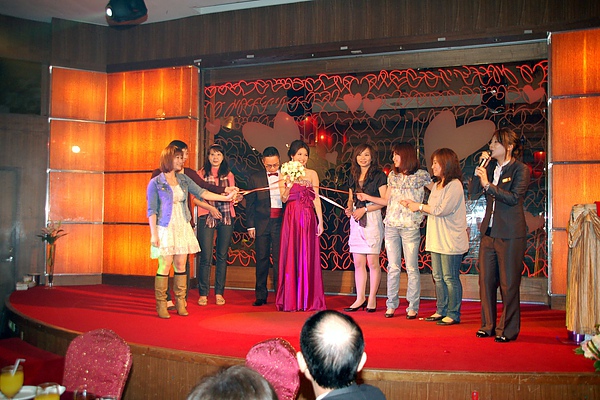 結婚一定要玩一下小遊戲~ who's the next??   :P