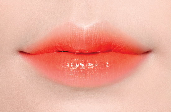 LANEIGE蘭芝 超放電絲絨雙色唇膏 Two Tone Lip Bar 2g, NT.890元(No.13 Orange_Blurring甜橙)妝效特寫_正.jpg