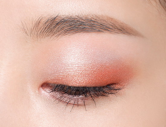 LANEIGE蘭芝 超放電絲絨雙色眼影 Two Tone Shadow Bar 2g, NT.890元(No3 Orange Island橙花)妝效特寫_閉.jpg