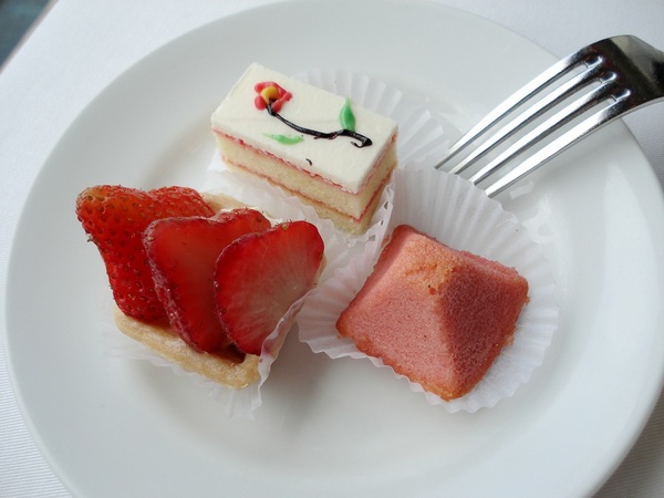 甜點四號：香草蛋糕、草莓塔、櫻桃蛋糕