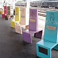 月台上的座椅設計：名人們