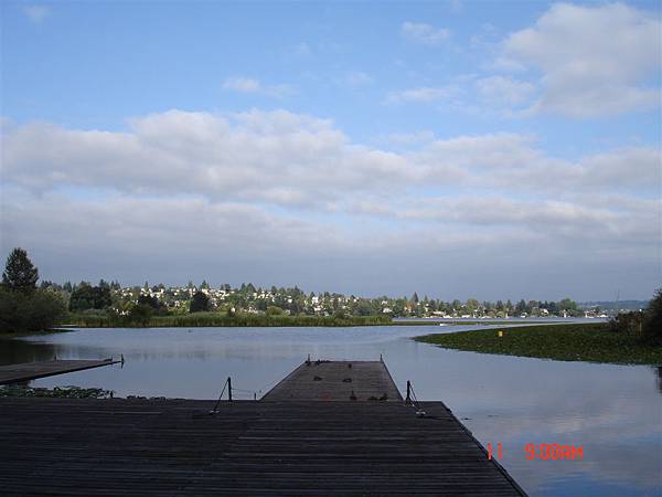 湖邊的甲板