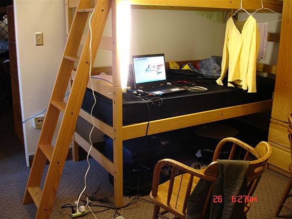 但是宿舍的網路線頭跟插座和書桌的位置很詭異 於是我的床就變成我的書桌了XD