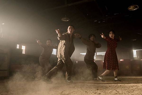 搖擺男孩_新聞稿照03_不論國籍的戰俘們因踢躂舞而發光發熱.jpg 搖擺男孩_新聞稿照03_不論國籍的戰俘們因踢躂舞而發光發熱.jpg