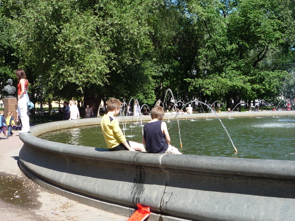 2 boys sitting by the fountain