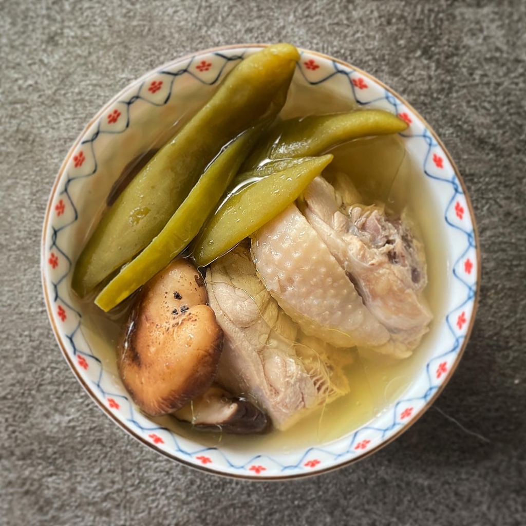 【剝皮辣椒雞湯 食譜 】零廚藝雞湯，只要一罐剝皮辣椒就搞定