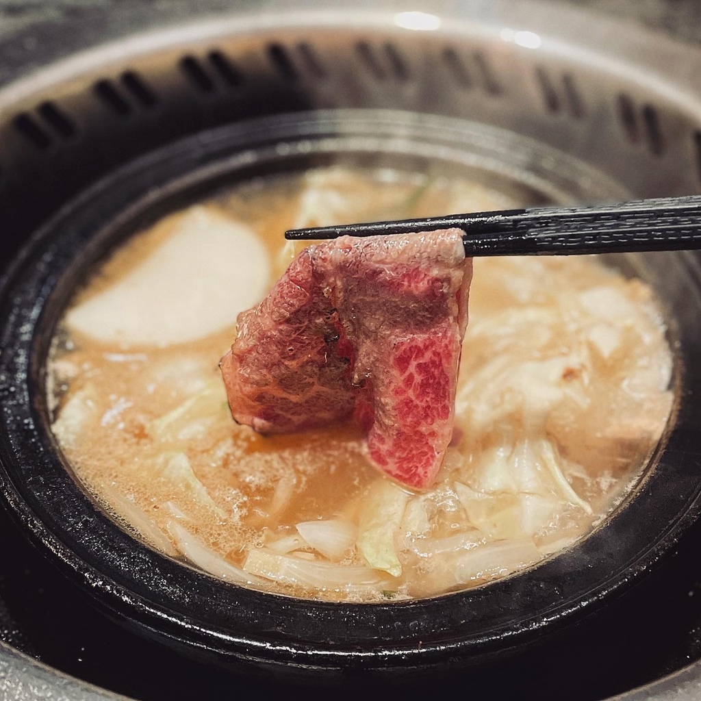 【捷運小巨蛋站】石石鍋創：被火鍋耽誤的月見雞絲雞油拌飯 👍🏻